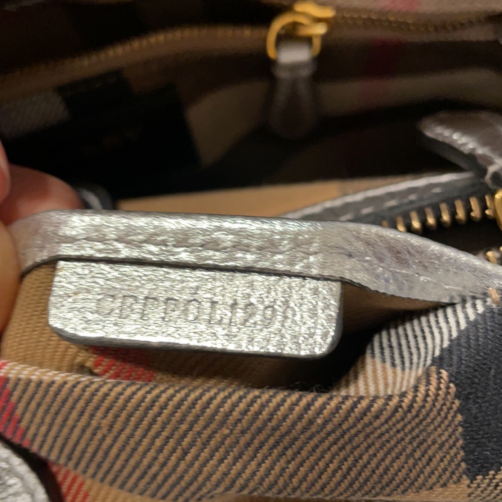 Burberry Medium Banner Fringe - Picture 11 of 16